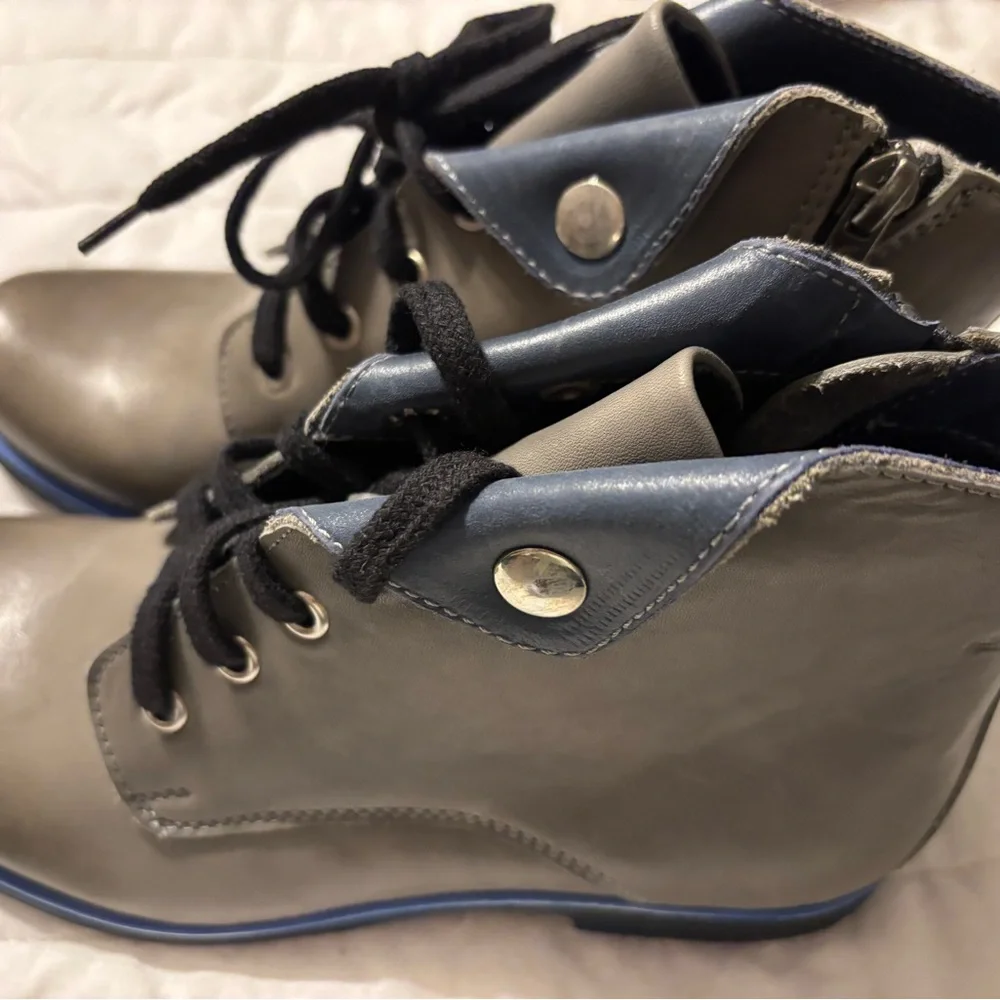 V Italia Women's Ankle Bootie Gray with Blue Leather Size 36 In EUC‎ No Box